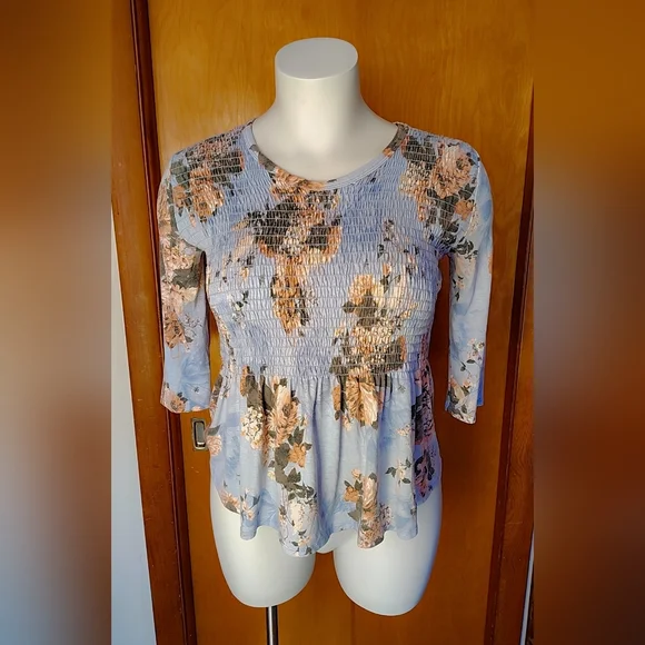 🩷$10 | Alya Smocked Peplum Top — Made in USA — Size L 🌸 - Picture 2 of 5